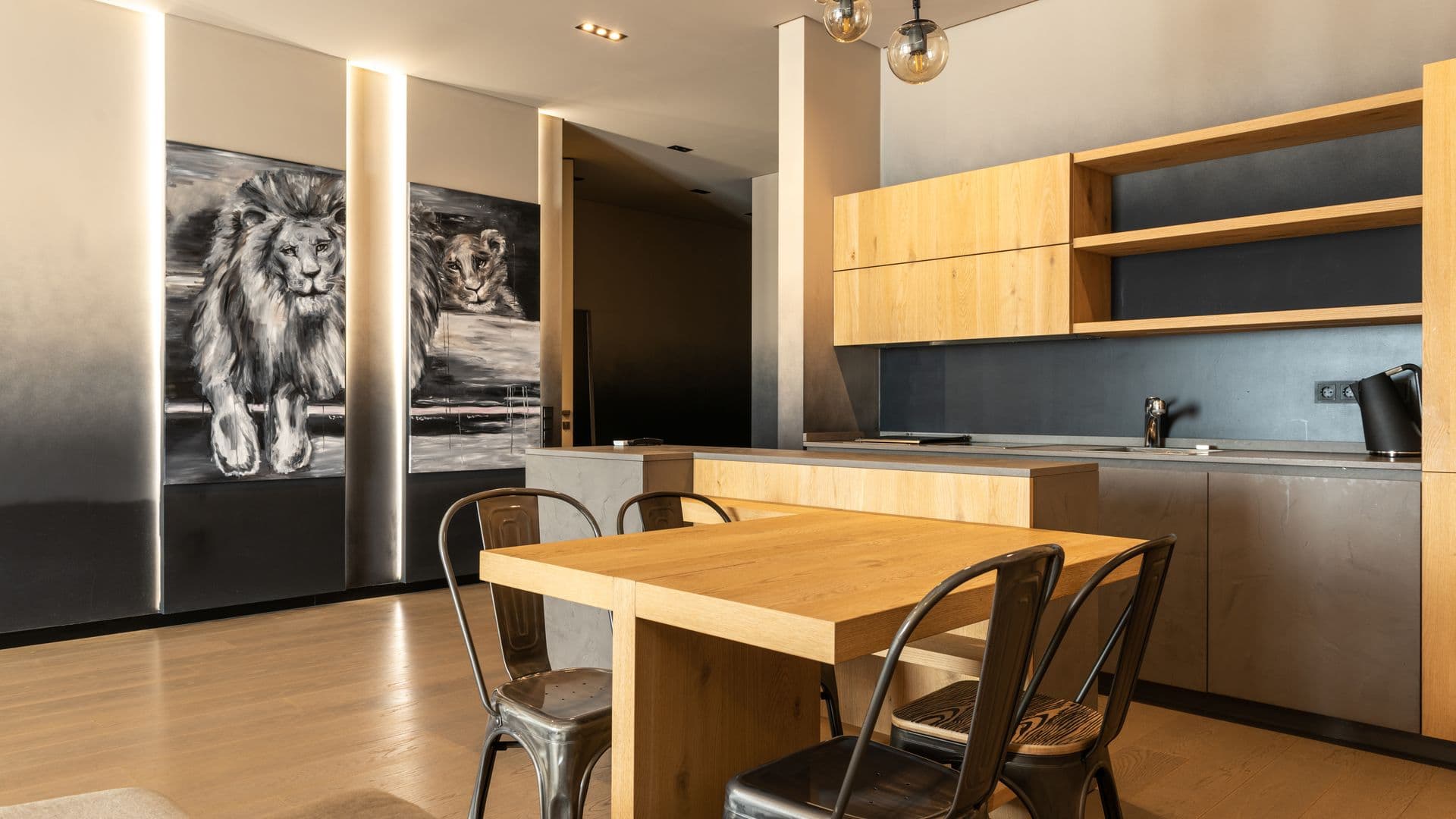 Séjour minimaliste aux menuiseries en bois sombre