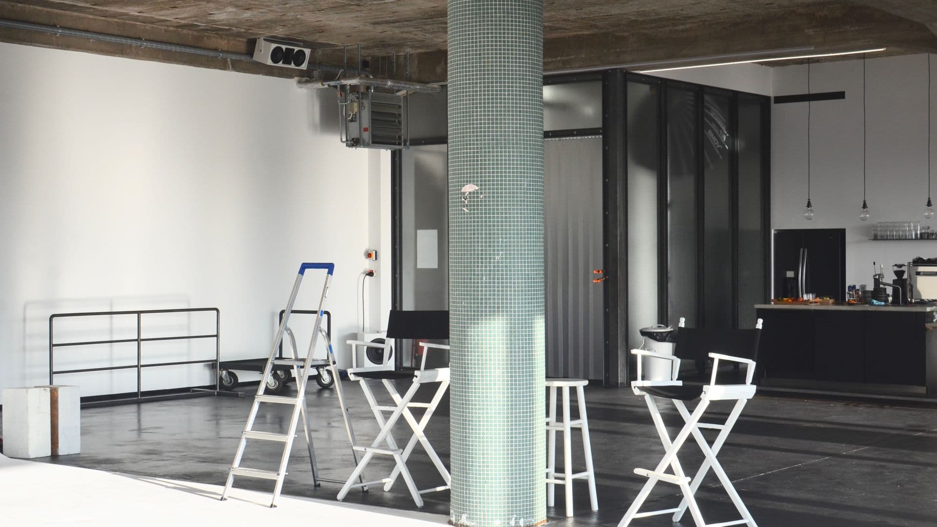 Atelier contemporain en béton clair baigné de lumière
