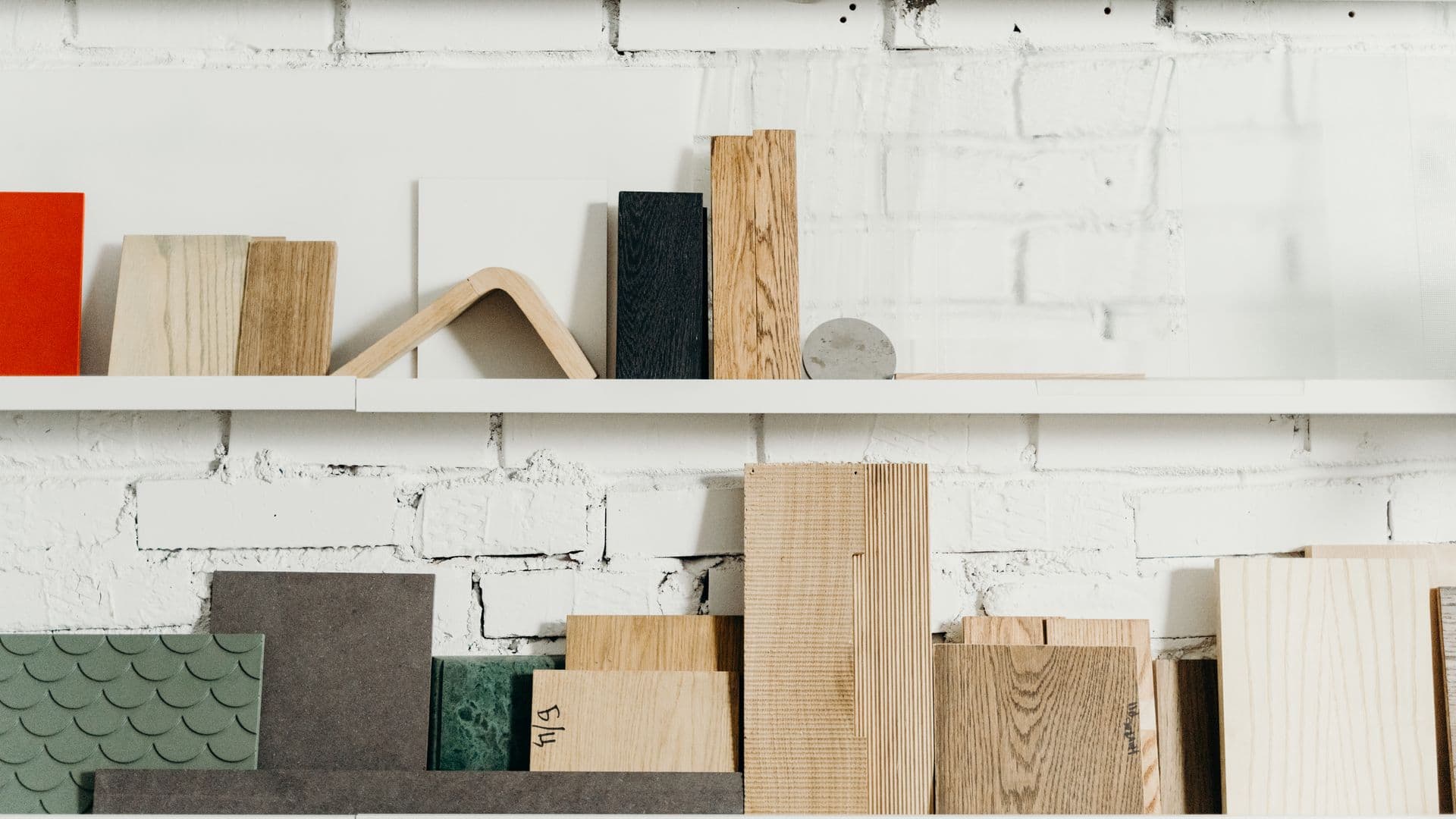 Échantillons de bois et de matières dans l’atelier