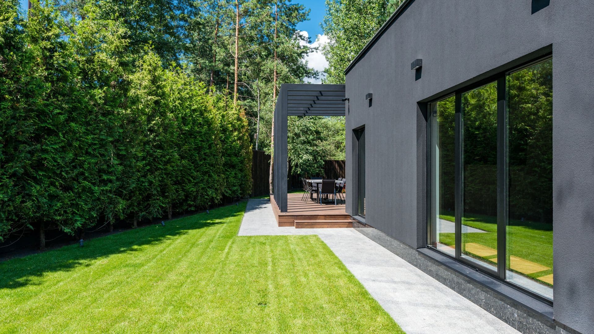 Extension contemporaine ouverte sur un jardin méditerranéen