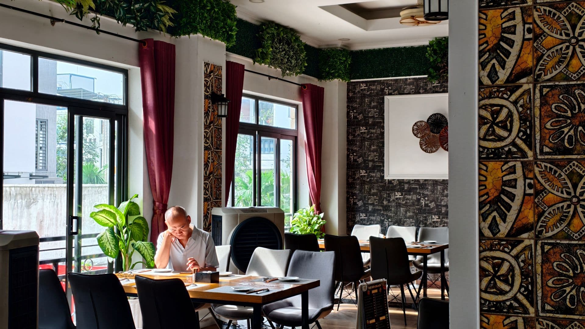Salle de restaurant chaleureuse aux matières naturelles